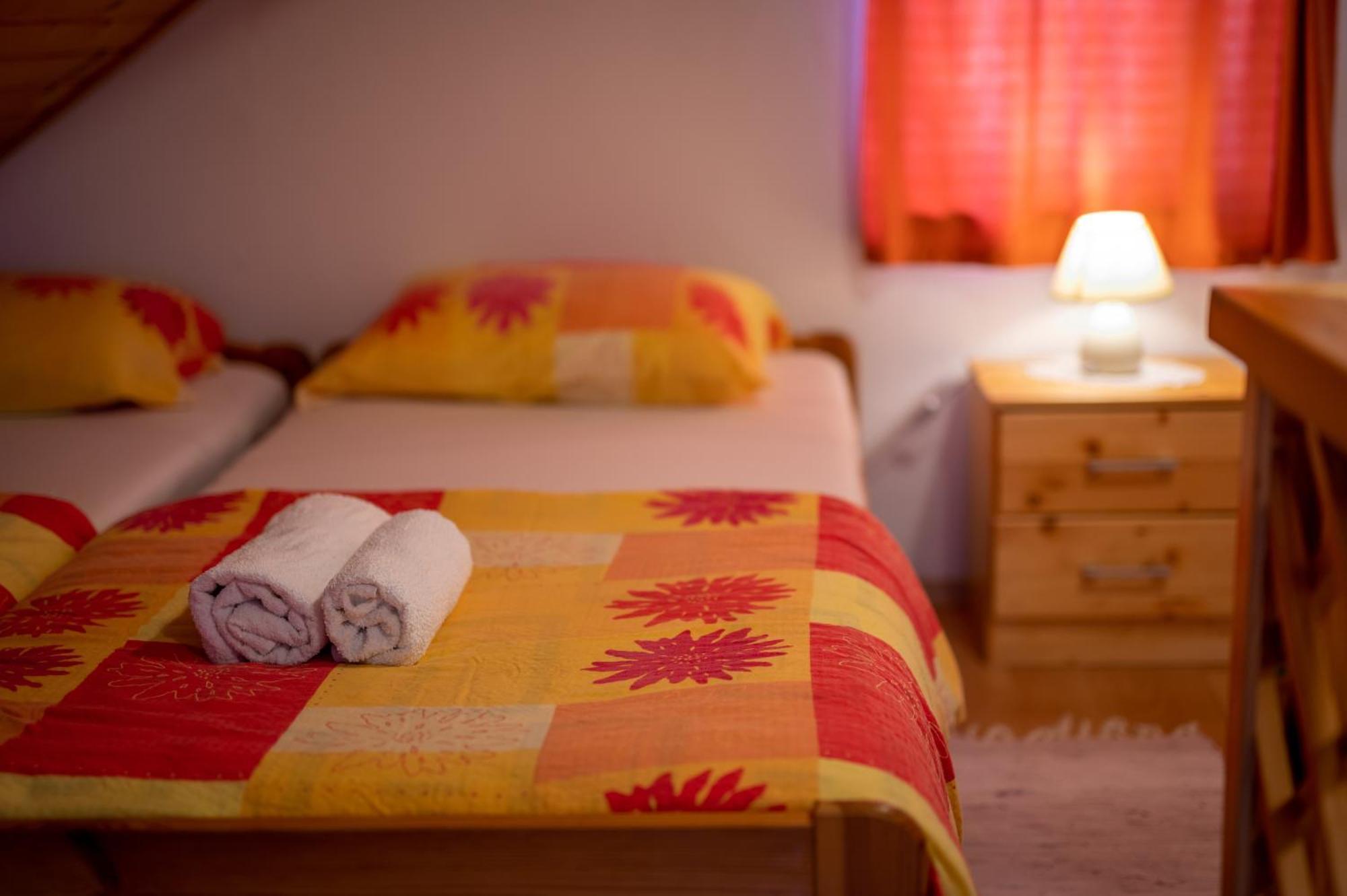 Domacija Za Robom Apartment Cerkno Ruang foto